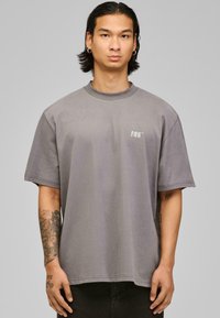 Fast and Bright JUSTICE TEE - T-shirts med print - grey