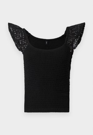 Črna majica z nabranim telesom in čipkastimi rokavi. Tkanina je teksturirana z nabranim vzorcem, kar dodaja vizualno zanimivost.