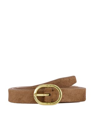Ceinture en cuir marron avec finition texturée et boucle ovale en métal doré brillant, enroulée sur un fond blanc.