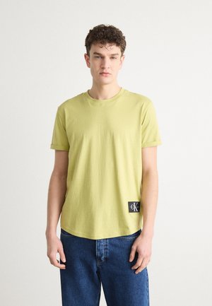 BADGE TURN UP SLEEVE - Basic T-shirt - leek green