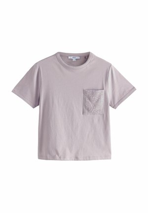 T-shirt violet clair à manches courtes avec un col rond et une poche carrée texturée sur le côté gauche de la poitrine.