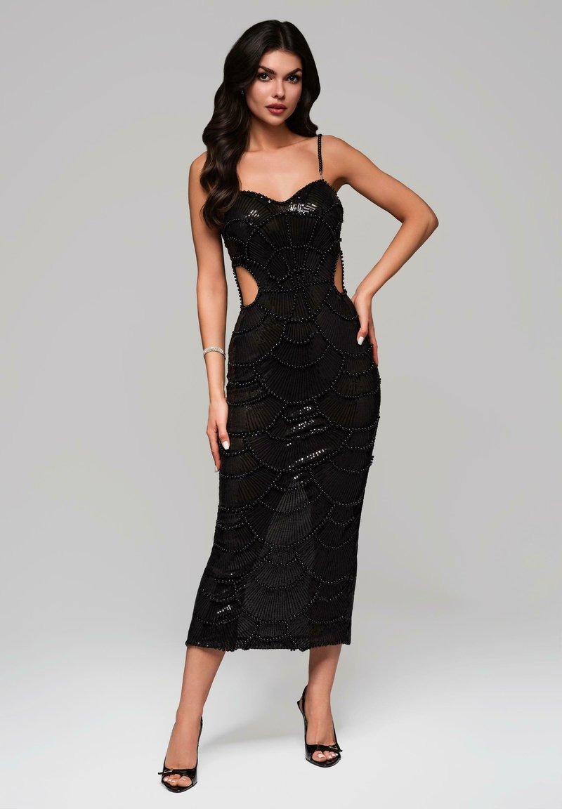 Robe midi noire en sequins avec une silhouette ajustée, des découpes sur les côtés et un motif festonné. Bretelles spaghetti et texture lisse.