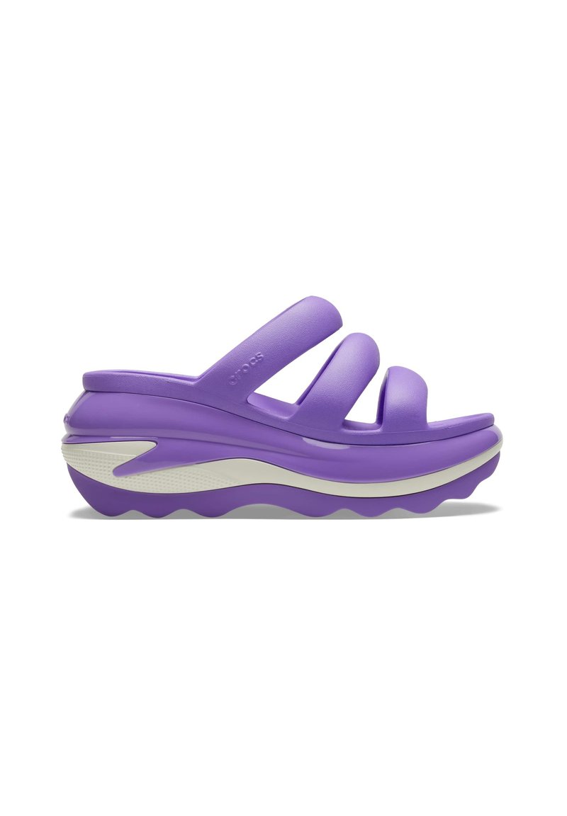 Sandali platform viola con tre ampie cinghie. Realizzati in materiale resistente, presentano una suola spessa e testurizzata e una fascia decorativa bianca.