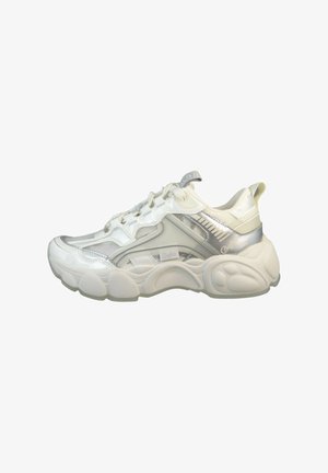 Klobige weiße Sportschuhe mit metallischen silbernen Akzenten, einer Mischung aus strukturierten Materialien und einer gepolsterten Sohle mit auffälligem Design.