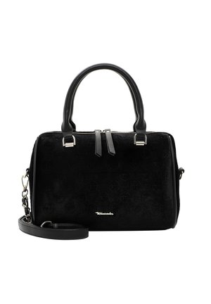 Czarna torebka o fakturze, z dwoma zaokrąglonymi uchwytami, metalową plakietką z logo z przodu, podwójnymi suwakami i odpinanym paskiem na ramię z srebrnymi elementami.