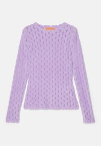 Lila långärmad fluffig stickad tröja med ett texturerat diamantsmönster och rundad halsringning, med en liten orange varumärkesetikett på insidan av kragen.