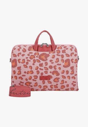 Laptoptas van roze stof met oranje luipaardprint, voorzien van dubbele hengsels aan de bovenkant en een afneembare schouderriem. Ritssluiting en logopatch.