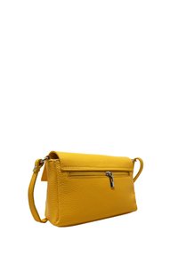 Borsa a tracolla gialla in pelle con superficie testurizzata, chiusura con zip, tasca frontale e tracolla regolabile. Forma rettangolare compatta.