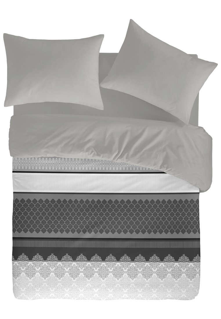 Das graue Bettwäscheset umfasst einen Bettbezug mit geschichteten geometrischen Mustern und Streifen, ergänzt durch zwei passende einfarbige graue Kissenbezüge.