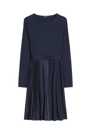 Abito blu navy a maniche lunghe con scollo rotondo, gonna plissettata su un lato e cintura abbinata con fibbia metallica in vita.