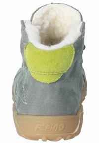 Scarpa in pelle grigia con un morbido rivestimento bianco peloso. Presenta un accento in suede verde brillante e una suola in gomma testurizzata con il marchio "PEPINO".