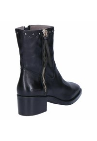 Zwarte leren enkellaars met een chunky hak, zijrits, gestifte accenten en een gladde textuur. Gebogen ontwerp met een versterkte neus.