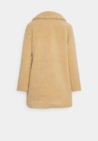 Beżowy, puszysty płaszcz ze sztucznego futra z kołnierzem szalowym i długimi rękawami, o długości do kolan, z teksturowaną, miękką powierzchnią.