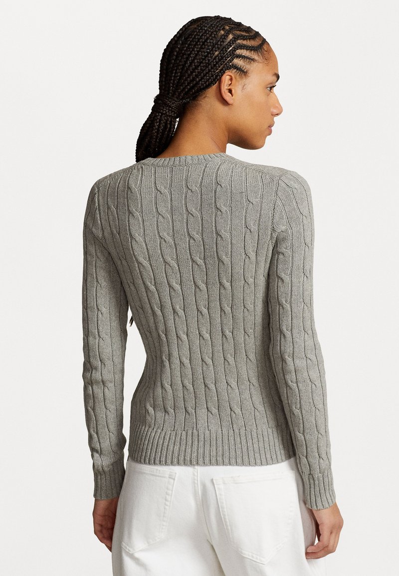 Grauer Kabelstrickpullover mit taillierter Passform, gerippten Bündchen und Saum. Das Material wirkt weich mit einer strukturierten Oberfläche.