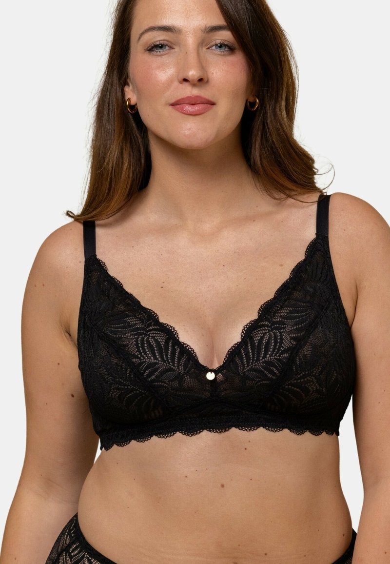 Brassière en dentelle noire avec des bretelles réglables, présentant un décolleté plongeant, des bords festonnés et un petit accent doré au centre.