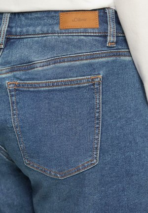 Denim-Jeans in Mittelblau mit sichtbaren Nähten. Verfügt über ein braunes Lederetikett mit der Marke "s.Oliver". Enthält zwei Gesäßtaschen.