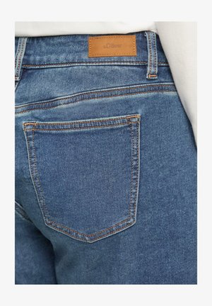 Denim-Jeans in Mittelblau mit sichtbaren Nähten. Verfügt über ein braunes Lederetikett mit der Marke "s.Oliver". Enthält zwei Gesäßtaschen.