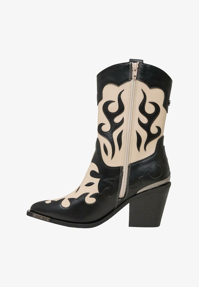 Bota de cowboy de cuero negro y beige con patrones decorativos de llamas y una cremallera lateral, que presenta un tacón apilado y una punta de metal.