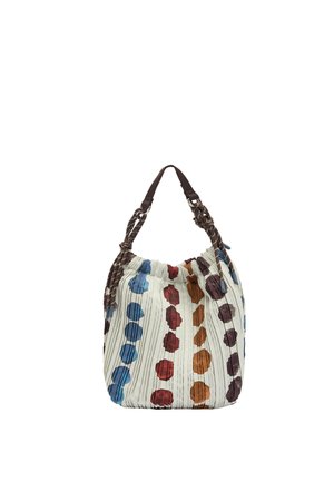 Biała plisowana torebka z pionowymi rzędami dużych, kolorowych kropek i brązowym plecionym paskiem na ramię.