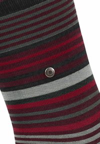 Calzino a righe con linee orizzontali rosse, grigie e nere; tessuto texturizzato con un piccolo bottone logo argentato.