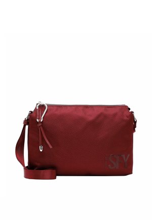 Kleine gestructureerde bordeauxrode crossbodytas met ritssluiting, verstelbare band en subtiel "SFY"-logo aan de voorzijde rechtsonder.