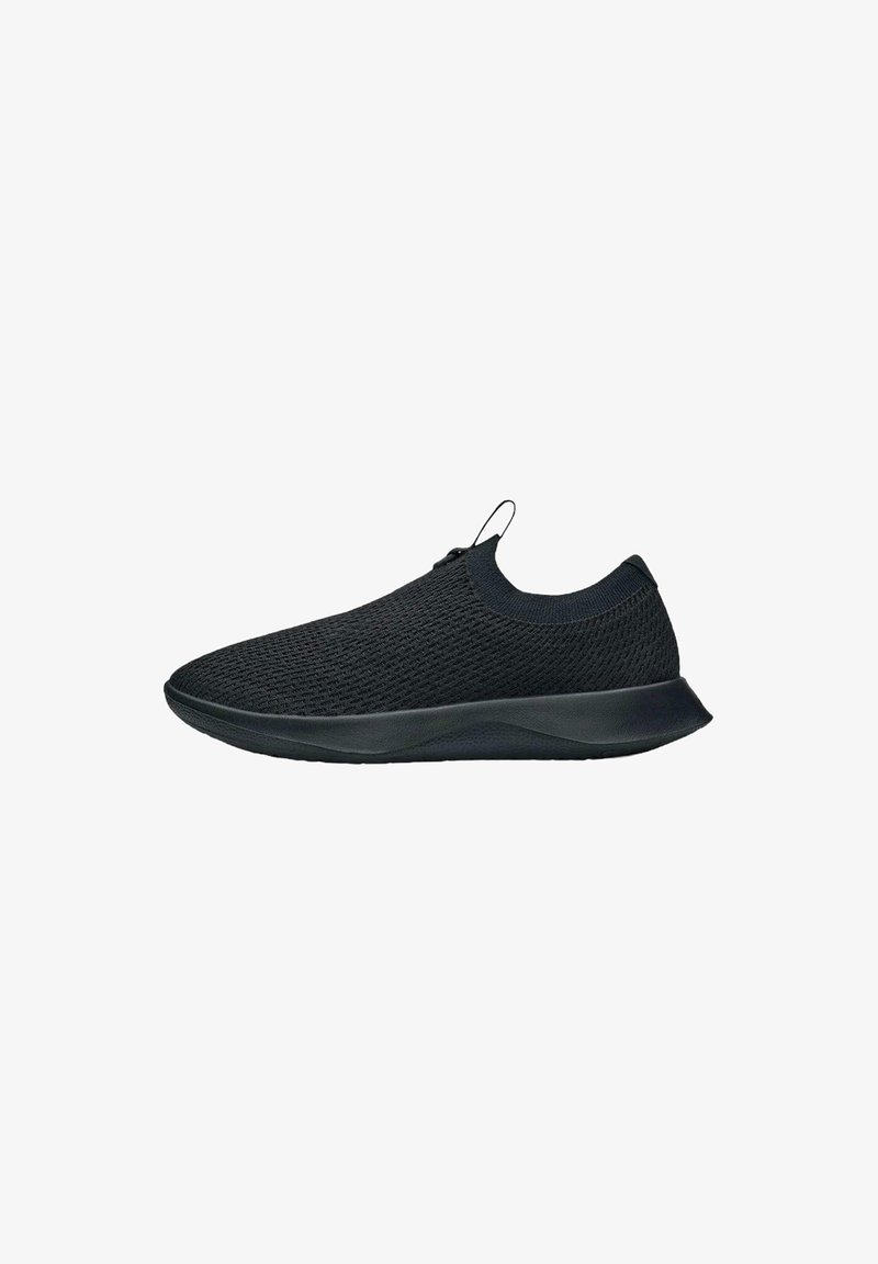 Schwarze gewebte Sneakers mit einer strukturierten Oberseite und einer gepolsterten Sohle. Verfügt über einen Ziehstreifen an der Ferse und ein schlupfbares Design für ein einfaches Anziehen.