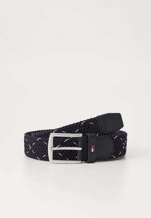 Cintura intrecciata blu navy con dettagli bianchi, dotata di una fibbia in metallo argentato e rifiniture in pelle nera. Design flessibile per una vestibilità regolabile.