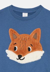 Felpa blu per bambini con un morbido design ricamato di una faccia di volpe sul davanti, con dettagli arancioni, bianchi e neri.