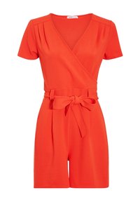 Combinaison rouge style portefeuille avec manches courtes, détails plissés sur les épaules, taille cintrée et ceinture nouée pour une silhouette ajustée.