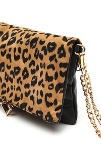 Borsa a tracolla con stampa leopardata, fronte in suede, lati in pelle nera e tracolla in catena dorata. Presenta una chiusura a scatto sicura.