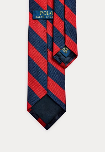 Κόκκινη και ναυτική γραβάτα με ρίγες κατασκευασμένη από υφασμάτινη υφή, με μυτερή άκρη και ετικέτα που αναγράφει «Polo Ralph Lauren» και «Χειροποίητο στην Ιταλία».