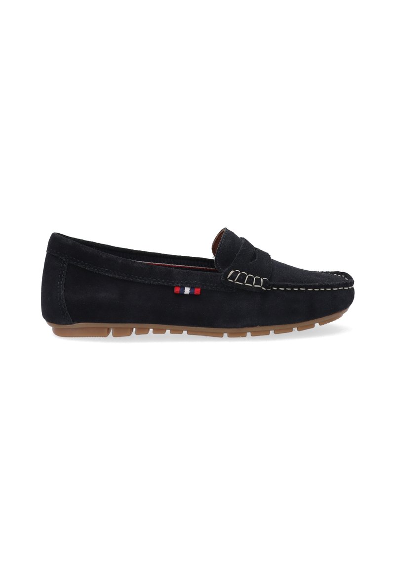 Schwarze Wildleder-Slipper mit gestickten Details, Gummisohle und einem kleinen rot, weiß und blauen Akzent an der Seite. Niedriges Profil-Design.