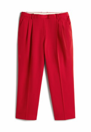 Pantaloni rossi su misura con pieghe frontali, passanti per cintura, tasche laterali e vestibilità a gamba dritta su sfondo bianco.