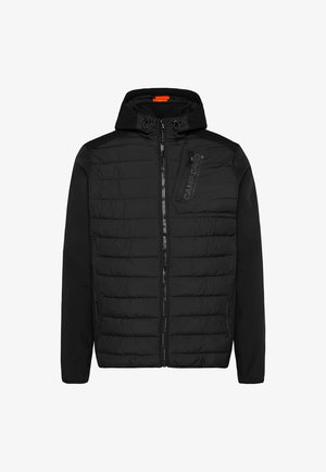 Czarna pikowana kurtka z zamkiem z przodu, kapturem i teksturowanym materiałem. Posiada boczną kieszeń z detalami logo oraz gładkimi rękawami.