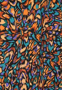 Tessuto colorato con sfondo nero, caratterizzato da un audace motivo arancione, turchese, viola e crema in un design a colpi di pennello.