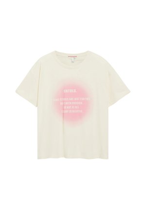 Biały T-shirt z krótkim rękawem z różowym okrągłym gradientem i tekstem "UNTOLD. Some stories are just for you. Do it with passion or not at all. Luxury is relative."