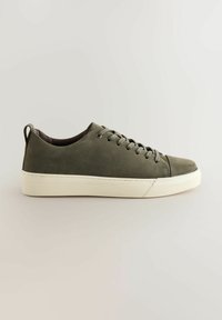 Grøn læder sneaker med rund tå, grå snørebånd og en hvid gummisål. Ren design med en pull-tab ved hælen.
