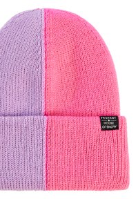 Gebreide beanie met een omgeslagen rand, met een roze en paarse kleurblokontwerp. Etiket op de rand leest "PROTEST HOUSE OF SNOW."