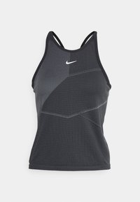 Černý sportovní tílko s texturovanou tkaninou. Obsahuje geometrický design, tenké ramínka a malé bílé logo Nike na přední straně.