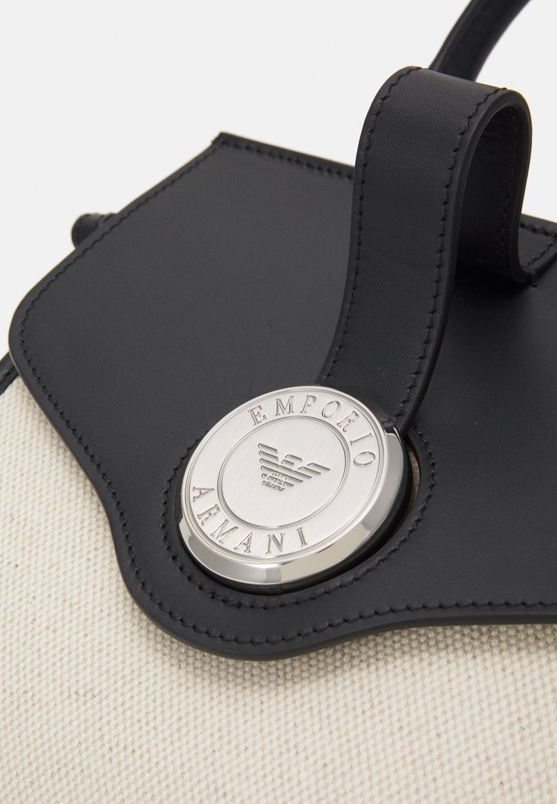 Damen Handtaschen | Emporio Armani CAREN TOP HANDLE M Handtasche black/white/schwarz - JV85909 Damen Handtaschen | Emporio Armani CAREN TOP HANDLE M Handtasche black/white/schwarz - JV85909