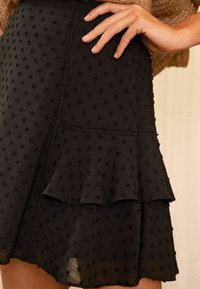 Love & Roses REGULAR FIT DOBBY TRIM TIERED - A-vonalú szoknya - black