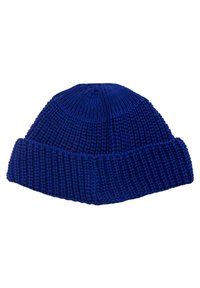Dzianinowa czapka w jednolitym niebieskim kolorze, z prążkowaną strukturą i zawiniętym mankietem. Góra ma lekko zaokrąglony kształt oraz subtelne przeszycia.