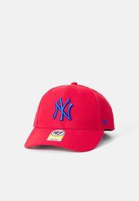 Röd basebollkeps i bomull med en böjd skärm. Har en blå broderad "NY"-logotyp och accent med "47". Justerbar rem baktill.