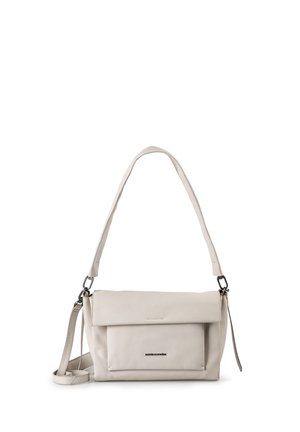 Rechteckige, cremefarbene Handtasche mit Klappe und Fronttasche, ausgestattet mit kurzen und langen, abnehmbaren Schulterriemen.