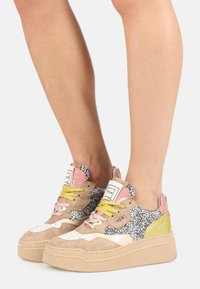 MJUS Matalavartiset tennarit - brown