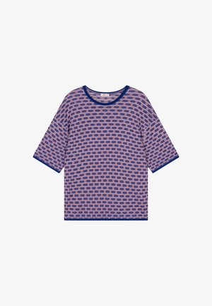 Korte mouwen top van doorschijnende paarse stof met ruitpatroon. Heeft een ronde halslijn en contrasterende donkerblauwe bies langs de mouwen en zoom.