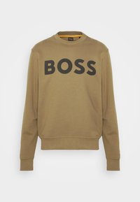 Olivgrön sweatshirt med rund halsringning och långa ärmar, med stor svart text "BOSS" centrerad på framsidan mot en vit bakgrund.