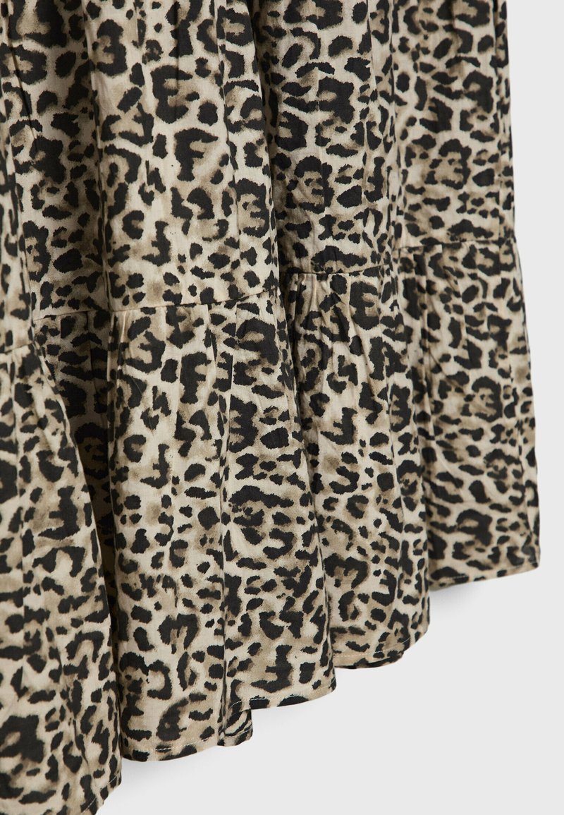 Leopardenmuster-Rock aus leichtem, strukturiertem Stoff mit Faltendetails und einem Saum, der bis zur Mitte der Wade reicht.