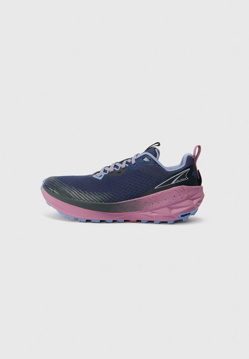 Zapatillas de trail running en azul marino con acentos en rosa. La parte superior cuenta con una malla transpirable y superposiciones sintéticas. Suela de tracción para estabilidad.