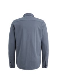 Camisa de manga larga en un tejido azul grisáceo apagado. Presenta un cuello clásico, puños con botones y un dobladillo recto con una textura sutil.